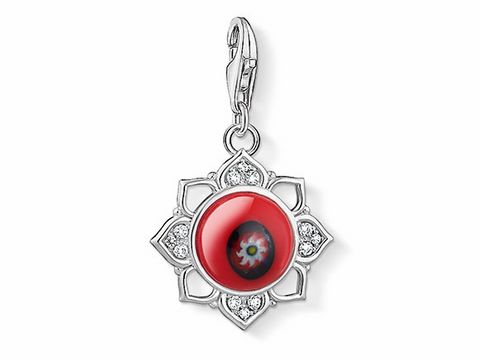 Charm-Anhänger von Thomas Sabo, Modell 1441-052-10, in Form einer Blume der Reinheit mit rotem Stein und funkelnden Zirkonia, ideal als Glücksbringer.