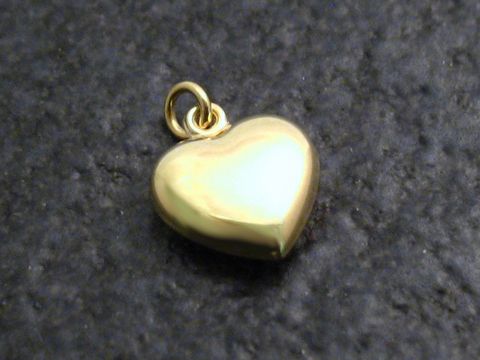 Niedlicher polierter Gold Anhänger in Herzform, Durchmesser 10 mm, hergestellt von Juwelier Harnisch, plastisch gestaltet, glänzende Oberfläche ideal für eine Halskette.