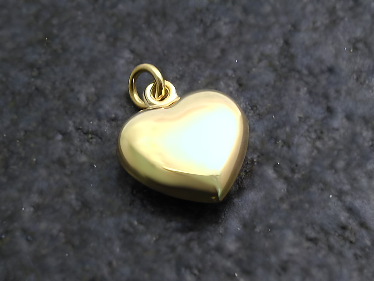 Niedlicher polierter Gold Anhänger in Herzform, Durchmesser 10 mm, hergestellt von Juwelier Harnisch, plastisch gestaltet, glänzende Oberfläche ideal für eine Halskette.
