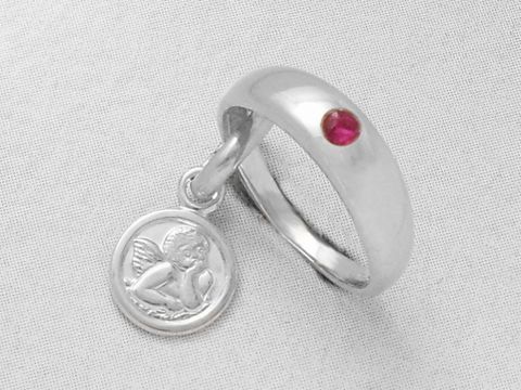 Taufring mit Schutzengel aus Weißgold 585, verziert mit einem Rubin. Der Ring ist elegant und symbolträchtig, ideal als Taufgeschenk. Hersteller: Juwelier Harnisch.