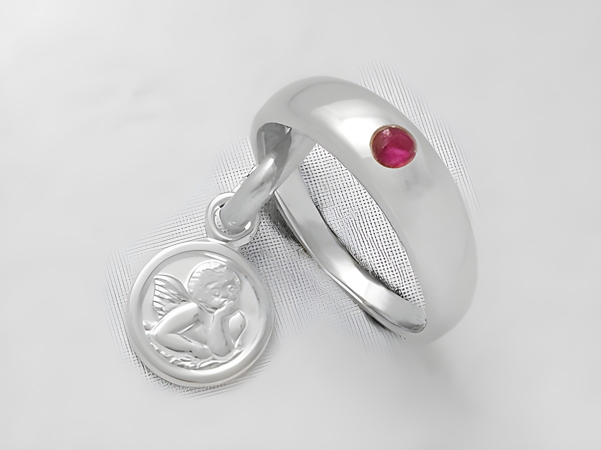 Taufring mit Schutzengel aus Weißgold 585, verziert mit einem Rubin. Der Ring ist elegant und symbolträchtig, ideal als Taufgeschenk. Hersteller: Juwelier Harnisch.