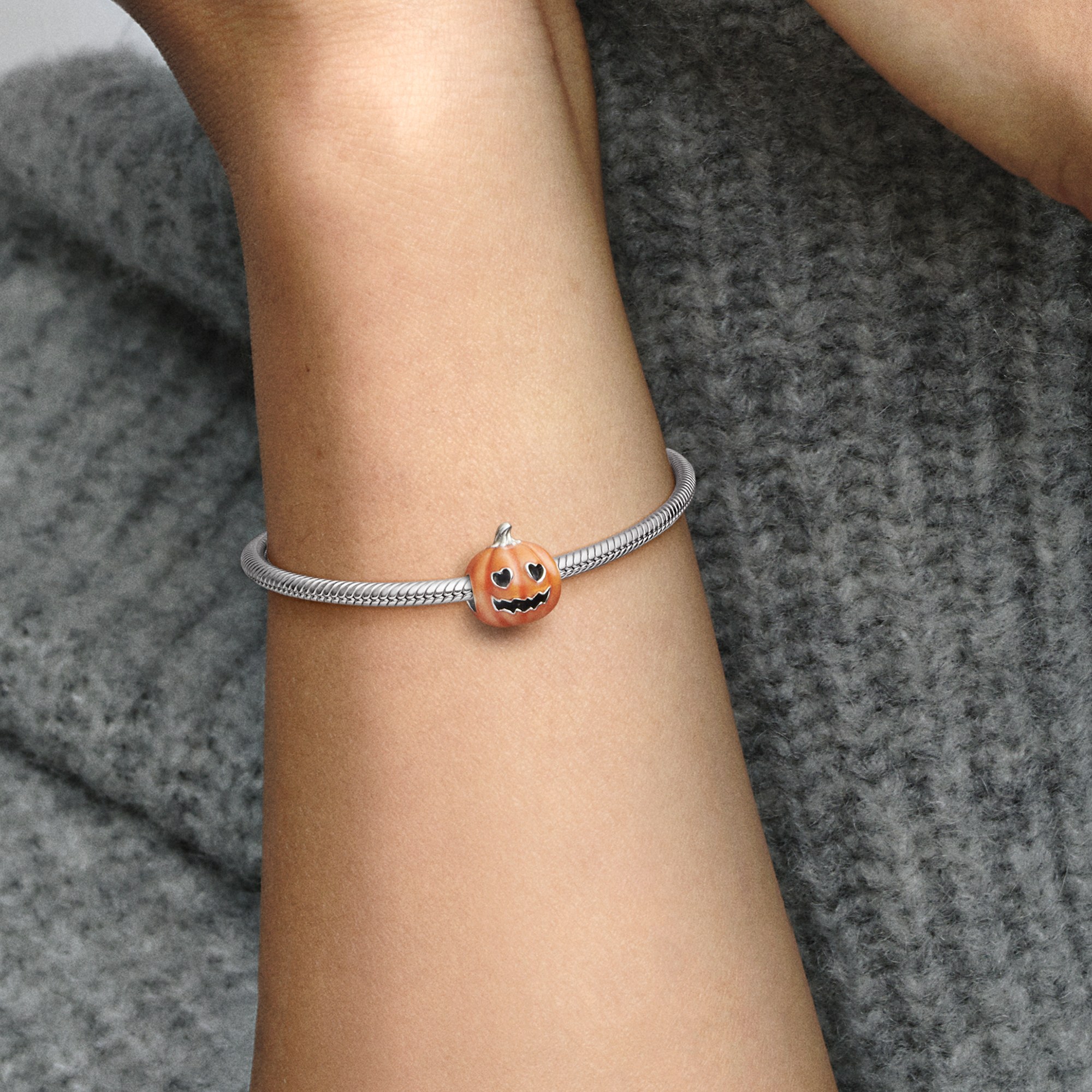 Pandora im Dunkeln leuchtender Kürbis Charm - Sterling Silber – Ansicht 5