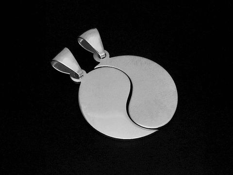 Zwei silberne Yin und Yang Partneranhänger aus 925 Sterling Silber, rhodiniert, schlichtes Design mit einem Durchmesser von 22,7 mm, Hersteller Juwelier Harnisch.