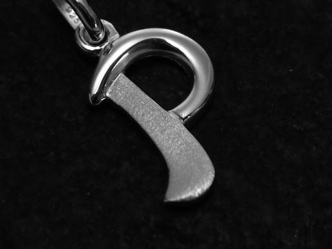 Buchstaben Anhänger P teilmattiert aus Sterling Silber, hergestellt von Juwelier Harnisch, elegantes Design, ideal für persönliche Schmuckstücke.