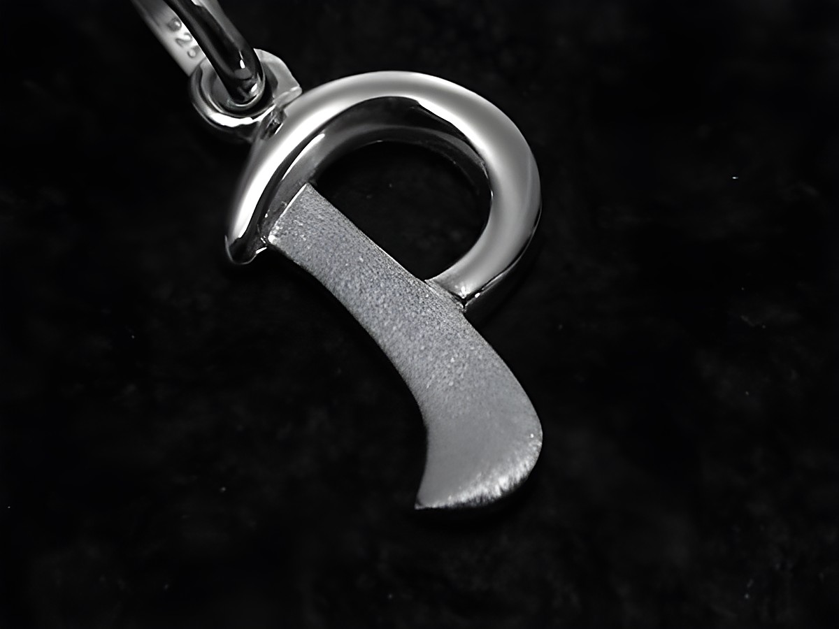 Buchstaben Anhänger P teilmattiert aus Sterling Silber, hergestellt von Juwelier Harnisch, elegantes Design, ideal für persönliche Schmuckstücke.