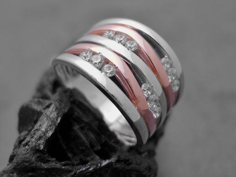 Designerwellen Ring in Gr. 58 aus Sterling Silber mit bicolor Rosévergoldung und rhodiniertem Finish, verziert mit Zirkonia, von Juwelier Harnisch.