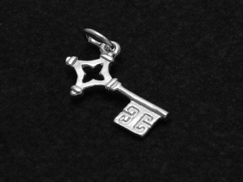 Antiker 17 mm Schlüssel Anhänger aus Sterling Silber, filigranes Design mit besonderen Verzierungen, gefertigt von Juwelier Harnisch, ideal als Schmuckstück oder Geschenk.