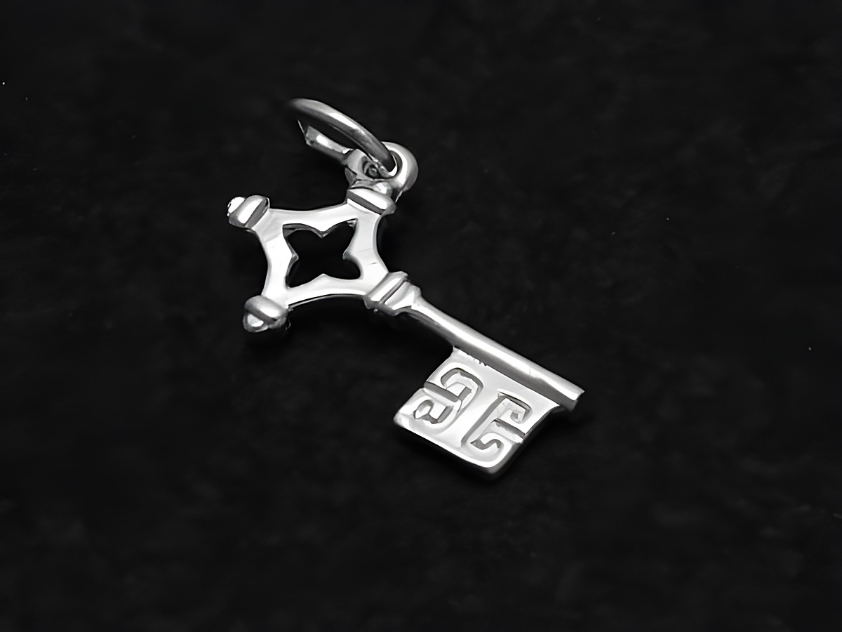 Antiker 17 mm Schlüssel Anhänger aus Sterling Silber, filigranes Design mit besonderen Verzierungen, gefertigt von Juwelier Harnisch, ideal als Schmuckstück oder Geschenk.