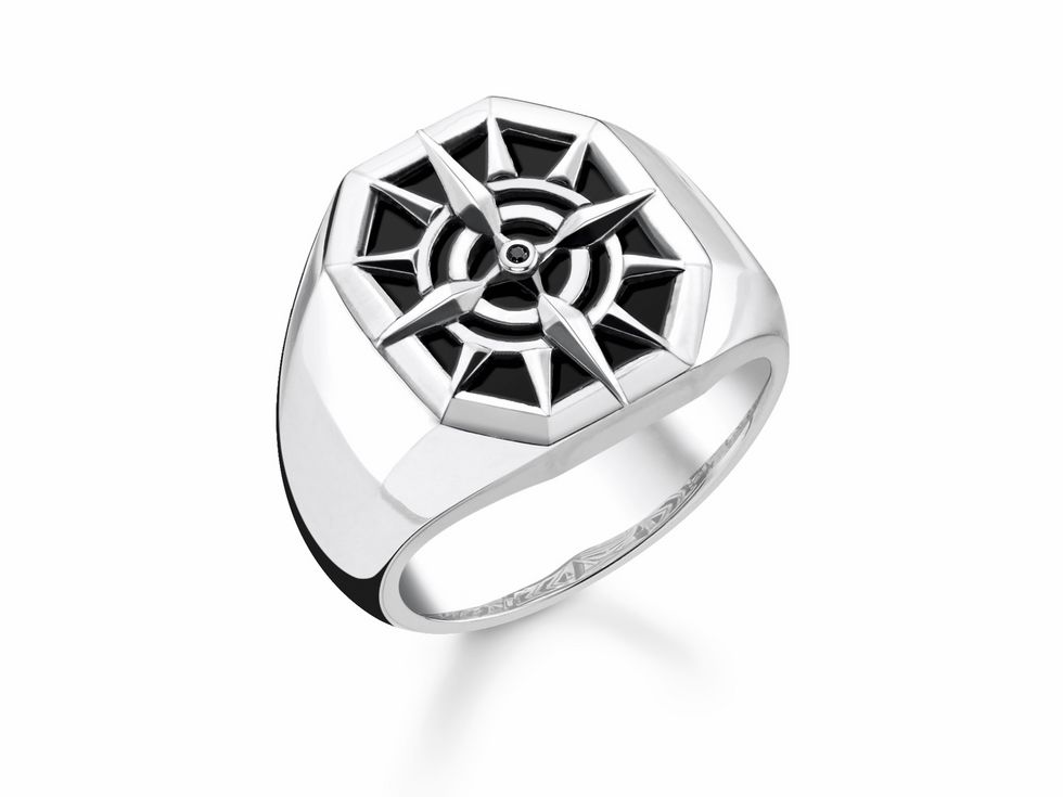 Herrenring von Thomas Sabo TR2274-641-11-62 aus Sterling Silber mit schwarzem Onyx und Zirkonia in Gr. 62, das Design zeigt ein stilisiertes Muster im zentralen Bereich des Rings.