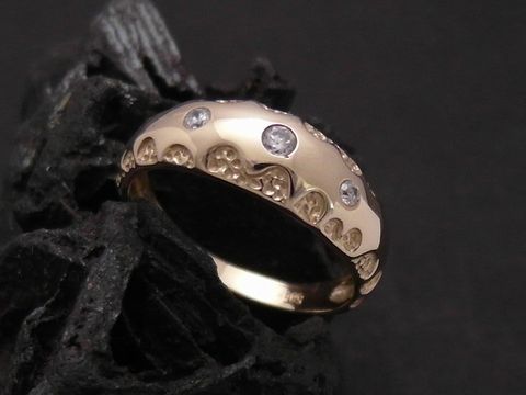 Gold Ring attraktiv Gold 585 mit Zirkonia von Juwelier Harnisch in Größe 57 bis Gr. 58/18,5, schimmert elegant und ansprechend auf schwarzem Hintergrund.