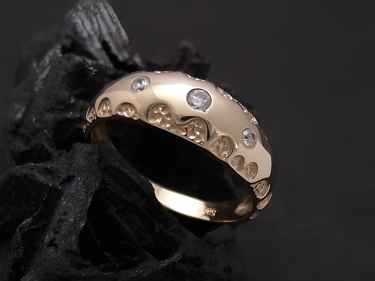 Gold Ring attraktiv Gold 585 mit Zirkonia von Juwelier Harnisch in Größe 57 bis Gr. 58/18,5, schimmert elegant und ansprechend auf schwarzem Hintergrund.