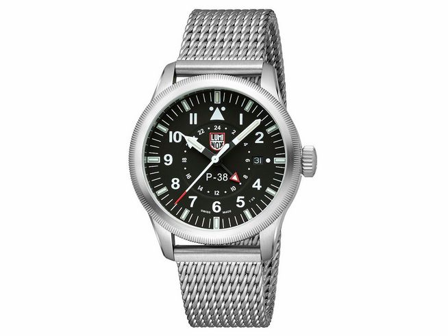 Luminox XA.9522 P-38 LIGHTNING GMT 9520 SERIES Uhr in 42 mm mit Silber-Edelstahl-Armband und schwarzem Zifferblatt, ausgestattet mit weißen und roten Akzenten.