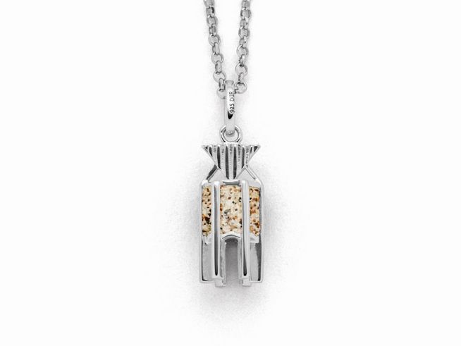 Elegante Sterling Silber Kette von DUR mit einem Anhänger, der Kap Norderney Strandsand zeigt, ideal für Strandliebhaber, Länge 45 cm.