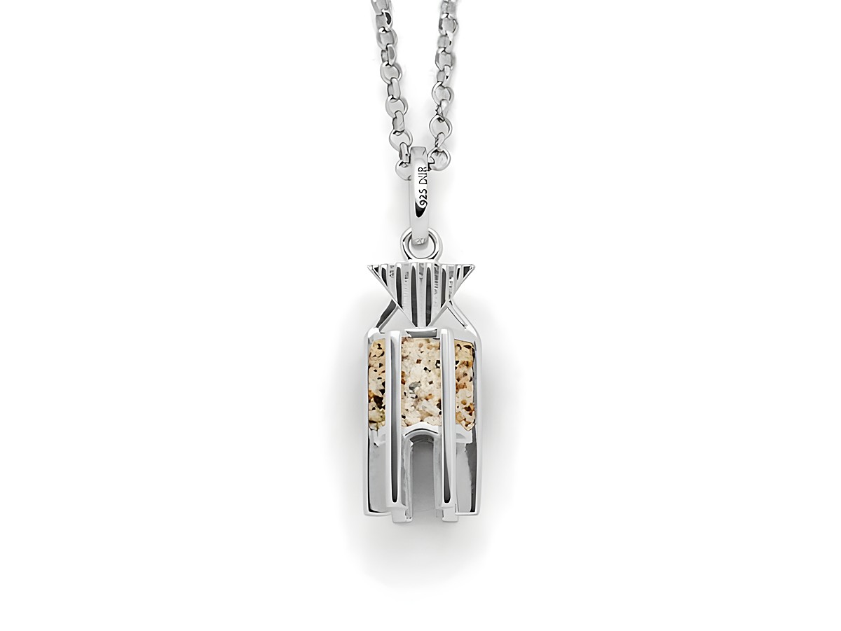 Elegante Sterling Silber Kette von DUR mit einem Anhänger, der Kap Norderney Strandsand zeigt, ideal für Strandliebhaber, Länge 45 cm.