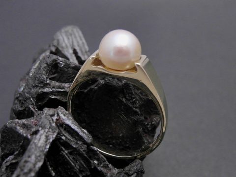 Gold Perlen Ring aus Gold 585 mit einer Zuchtperle von 7 mm in Größe 51, vom Hersteller Juwelier Harnisch, eleganter und nobler Schmuck bis Größe 52.