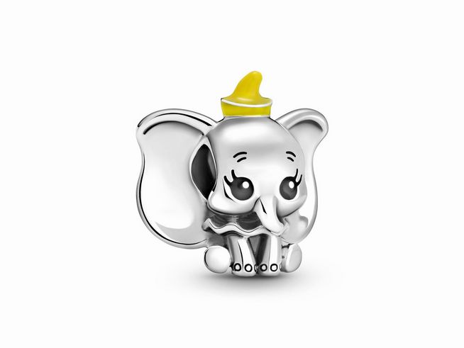 Ein niedlicher Silberanhänger in Form von Dumbo, dem Elefanten, mit großen Augen und einem gelben Hut, aus der Pandora Disney Charms Kollektion.