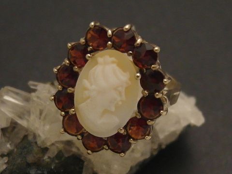 Goldring Gemme elegant aus Gold 333 mit Granatsteinen, Größe 55 bis 56/18, mit einer kunstvoll gestalteten Statuette. Hersteller: Juwelier Harnisch.