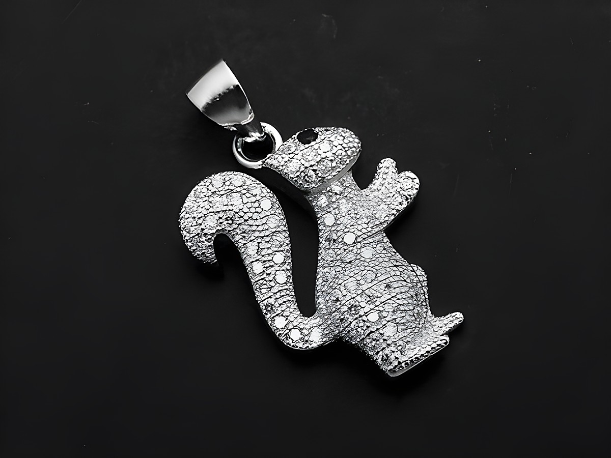 Eichhörnchen Silber Anhänger rhodiniert mit weißen und schwarzen Zirkonia, niedliches Design, Hersteller Juwelier Harnisch, geeignet für Tierliebhaber.