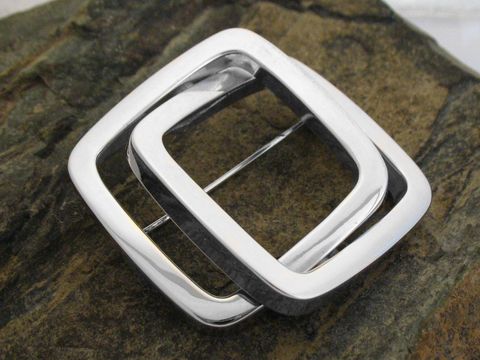 Brosche Quadrat verschlungen rhodiniert echt Silber vom Hersteller Juwelier Harnisch, elegant und modern gestaltet, ideal als Accessoire für jeden Anlass.