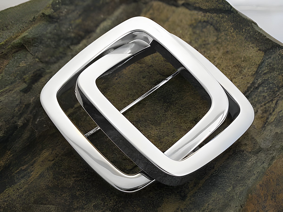 Brosche Quadrat verschlungen rhodiniert echt Silber vom Hersteller Juwelier Harnisch, elegant und modern gestaltet, ideal als Accessoire für jeden Anlass.
