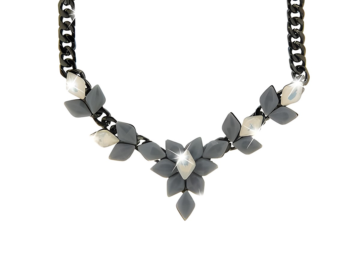 Collier von Sweet Deluxe in Anthrazit und Hellblau, verziert mit Kristallen, elegantes Design in der Länge von 42-46,5 cm, Metallmaterial für einen trendigen Look.