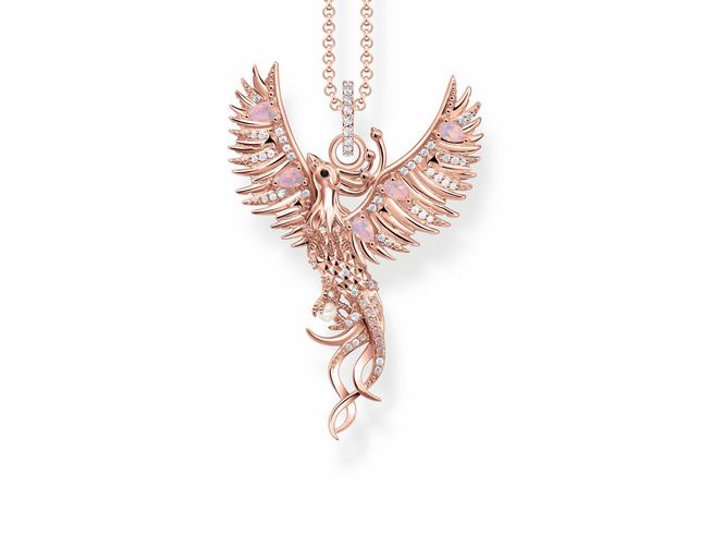 Ein eleganter Phönix Anhänger aus vergoldetem Silber in Roségold, verziert mit Zirkonia und einer Perle, hängt an einer feinen Kette und symbolisiert Wiedergeburt und Schönheit.