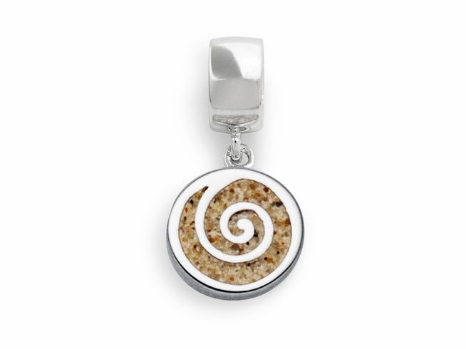 Sterling Silber Anhänger Charm von DUR in spiralenförmigem Design mit Strandsand eingefasst, ideal für Schmuckliebhaber und klassisch elegante Akzente.
