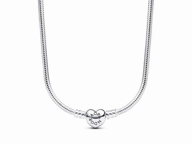 393091000-0 Schlangen-Gliederarmband mit Herzverschluss aus Sterling Silber von Pandora in 45 cm, elegant und zeitlos, ideal zum Tragen mit Anhängern.