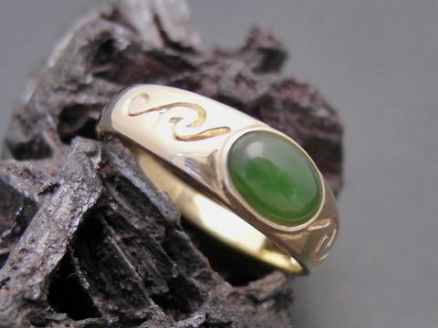 Goldring in Größe 60 mit jadegrünem Stein und kunstvollen Verzierungen aus Gold 333, Hersteller Juwelier Harnisch, geeignet bis Größe 60/19.