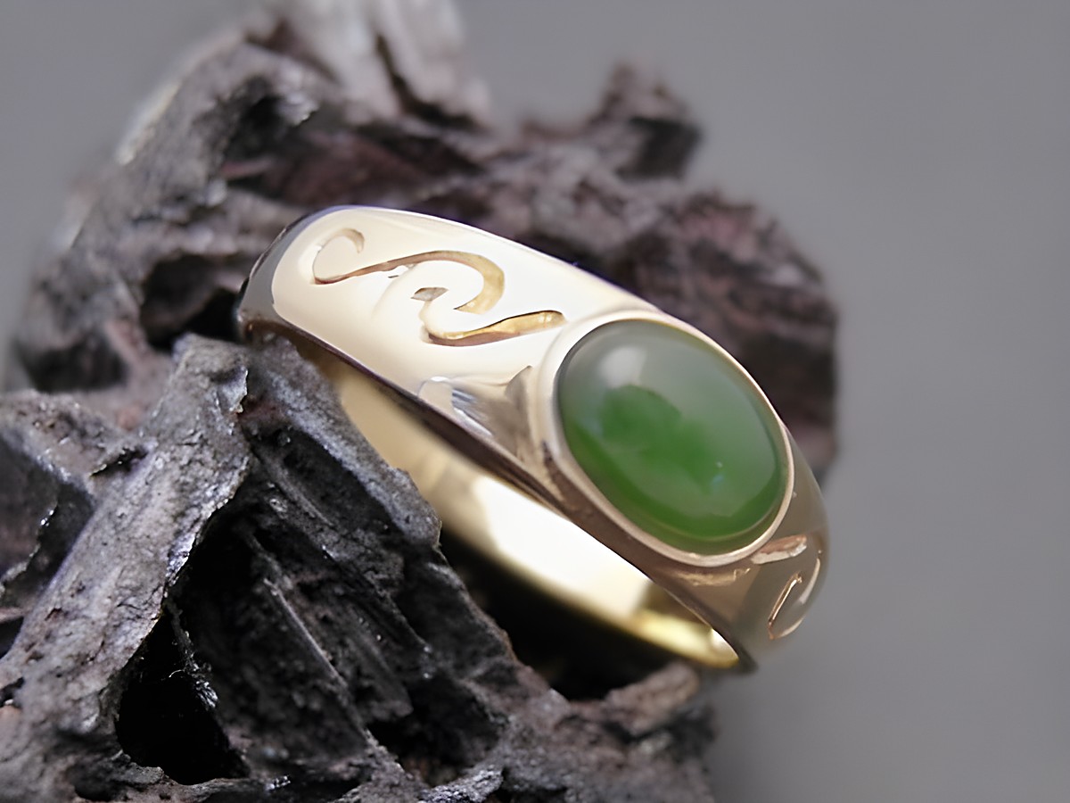 Goldring in Größe 60 mit jadegrünem Stein und kunstvollen Verzierungen aus Gold 333, Hersteller Juwelier Harnisch, geeignet bis Größe 60/19.