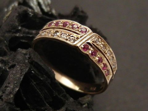 Wunderschöner Goldring Gold 333 mit Rubinen und Zirkonia, Größe 54,5, Hersteller Juwelier Harnisch, bis Größe 56/18. Elegantes Design mit funkelnden Steinen.