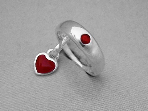 Silber Taufring mit rotem Herz Rubin, Hersteller Juwelier Harnisch, Silber mit Anhänger, elegantes Design mit leuchtendem roten Herzanhänger und detailreicher Verarbeitung.