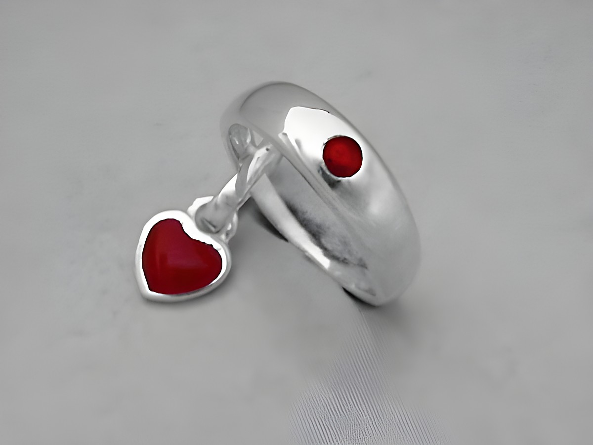 Silber Taufring mit rotem Herz Rubin, Hersteller Juwelier Harnisch, Silber mit Anhänger, elegantes Design mit leuchtendem roten Herzanhänger und detailreicher Verarbeitung.