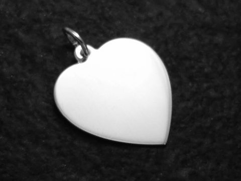 Gravur-Herz Anhänger aus Sterling Silber, schlicht und modern, hergestellt von Juwelier Harnisch, ideal für persönliche Gravuren oder als Geschenk.