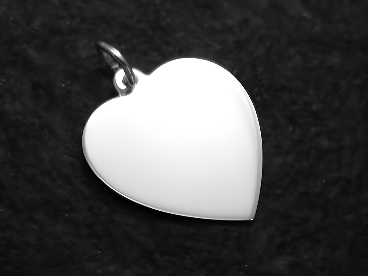 Gravur-Herz Anhänger aus Sterling Silber, schlicht und modern, hergestellt von Juwelier Harnisch, ideal für persönliche Gravuren oder als Geschenk.