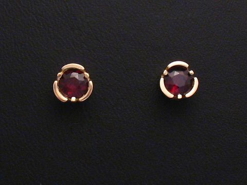 Ohrringe Granat Gold Ohrstecker von Juwelier Harnisch mit rundem, tiefrotem Granat in elegantem goldfarbenem Design, ideal für besondere Anlässe oder tägliches Tragen.