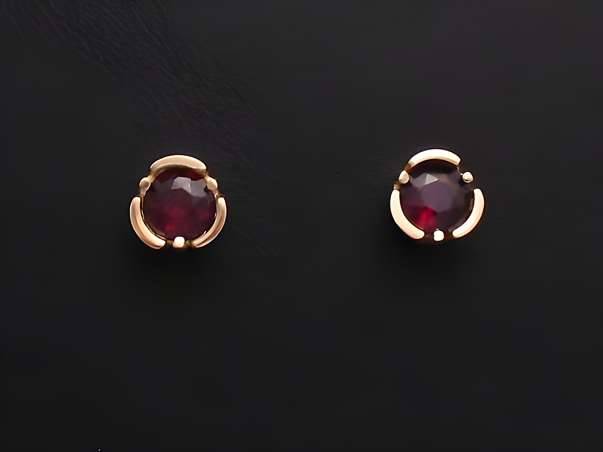 Ohrringe Granat Gold Ohrstecker von Juwelier Harnisch mit rundem, tiefrotem Granat in elegantem goldfarbenem Design, ideal für besondere Anlässe oder tägliches Tragen.