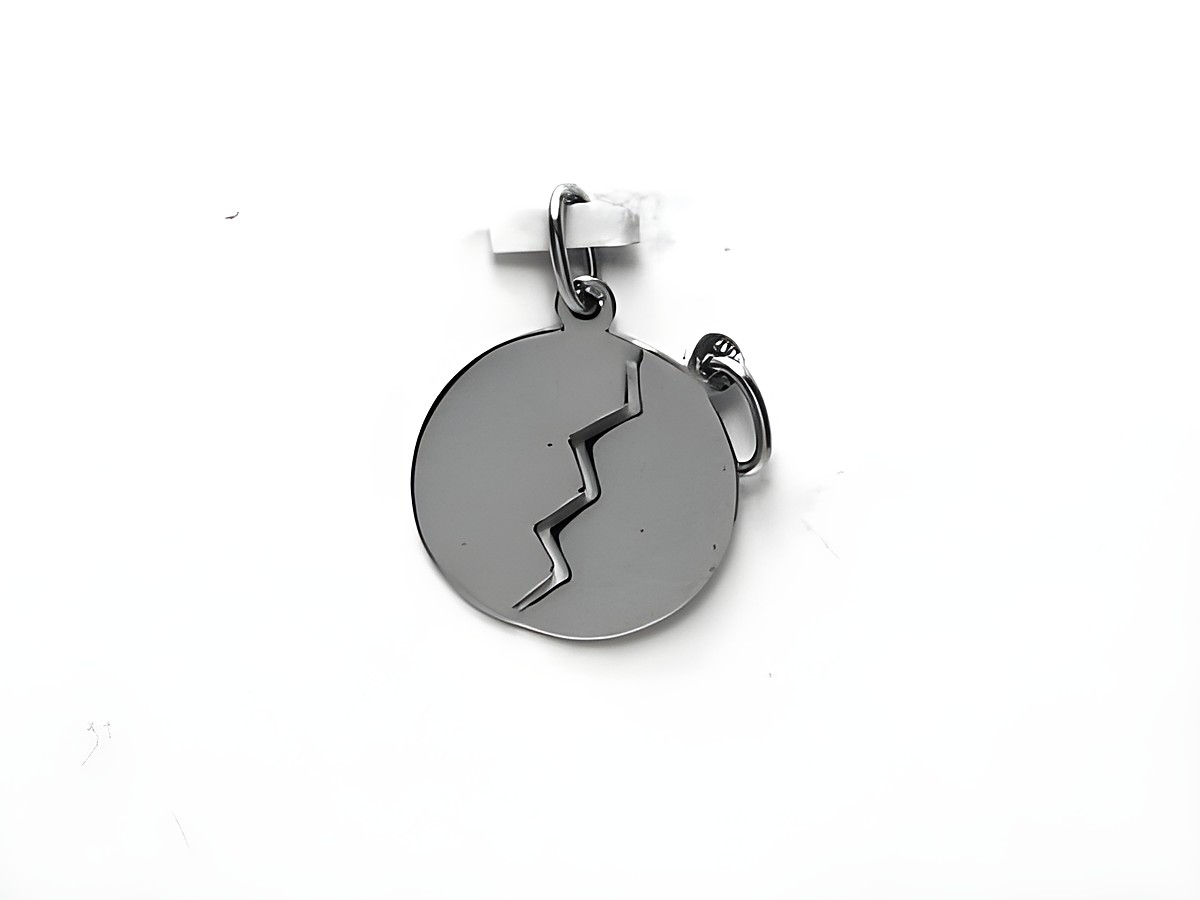 Runder 925 Sterling Silber Partner Anhänger - 2 Teile - rhodiniert, von Juwelier Harnisch, zeigt einen Anhänger mit einer stilisierten Bruchlinie auf der Oberfläche.