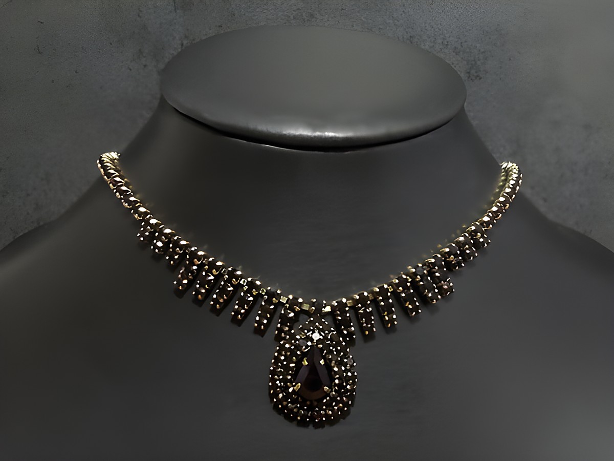 Strass Kette in excellence GRANATROT 46-49 cm, goldfarben, Hersteller Juwelier Harnisch, Fassung goldfarben mit dekorativen Elementen und einem tropfenförmigen Anhänger.