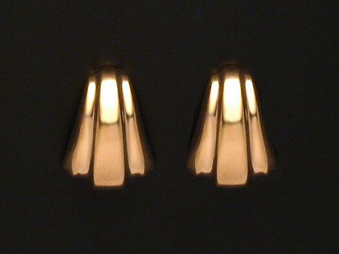 Elegante Ohrringe aus echt Gold, schickes Design von Juwelier Harnisch, ideal für besondere Anlässe oder den Alltag, setzen stilvolle Akzente und verleihen jedem Outfit einen Hauch von Luxus.