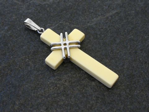 Silber Kreuz Anhänger mit hellbeigem Kunstharz 45 mm von Juwelier Harnisch mit Stein, der Anhänger ist elegant und bietet einen modernen Blickfang für den Träger.