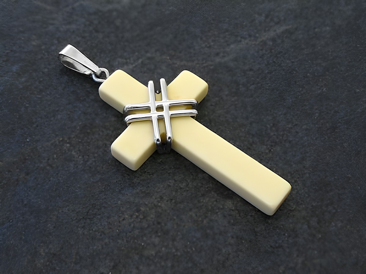 Silber Kreuz Anhänger mit hellbeigem Kunstharz 45 mm von Juwelier Harnisch mit Stein, der Anhänger ist elegant und bietet einen modernen Blickfang für den Träger.