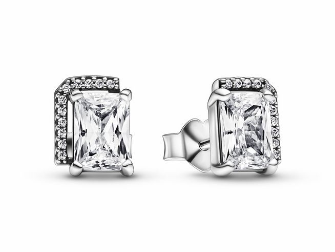 Ohrringe von Pandora aus sterling Silber mit klaren Zirkonia, rechteckigem Design und funkelnden Details, Modell 292380C01. Elegant und zeitlos für jeden Anlass.