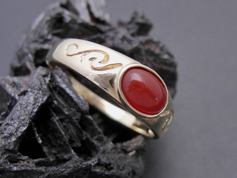 Goldring mit einem ovalen roten Carmeol Stein, verziert mit geschwungenem Muster, hergestellt aus Gold 333, Größe 54, vom Juwelier Harnisch.