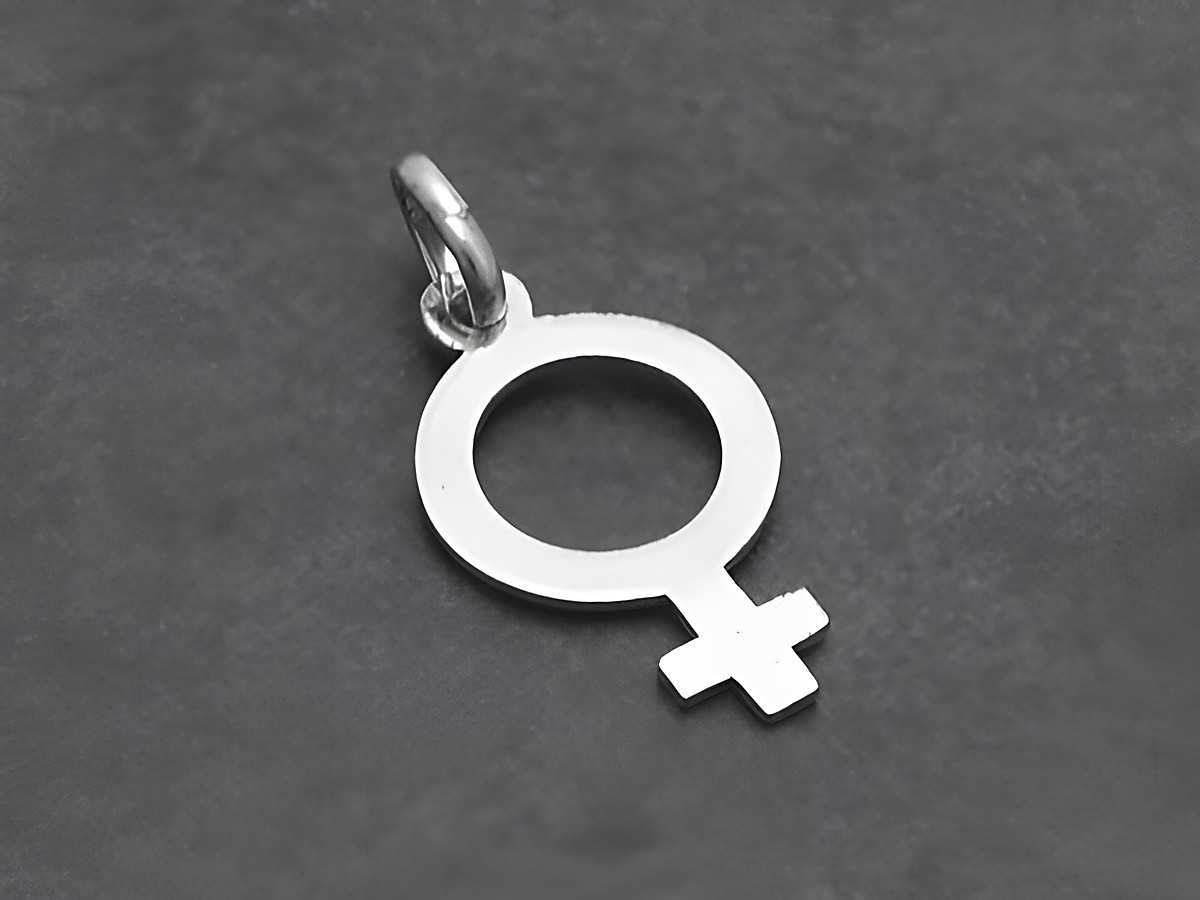 Silber Anhänger mit dem bekannten Frauen Zeichen, hergestellt von Juwelier Harnisch, präsentiert ein schlichtes und dennoch ausdrucksvolles Symbol der Weiblichkeit.