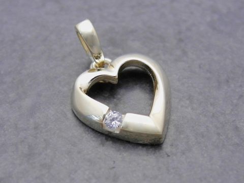Anhänger in Herzform aus Gold mit einem weißen Zirkonia, romantisch und elegant, Hersteller Juwelier Harnisch, ideal als Geschenk für besondere Anlässe.
