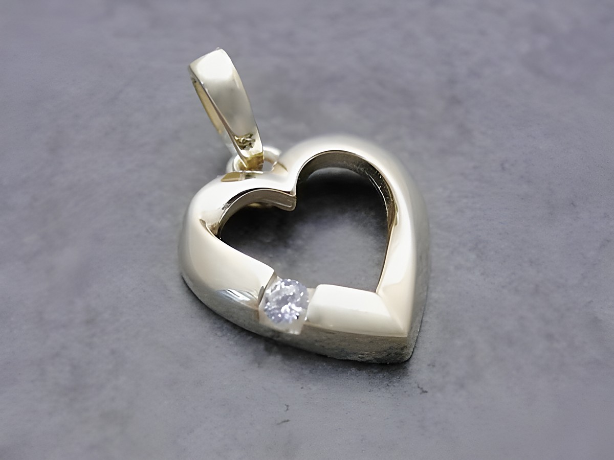 Anhänger in Herzform aus Gold mit einem weißen Zirkonia, romantisch und elegant, Hersteller Juwelier Harnisch, ideal als Geschenk für besondere Anlässe.