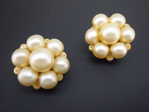 71740-0 Ohrclip in champagner blumig mit goldfarbenen synthetischen Zuchtperlen seidenmatt, hergestellt von Juwelier Harnisch, elegantes Design für besondere Anlässe.