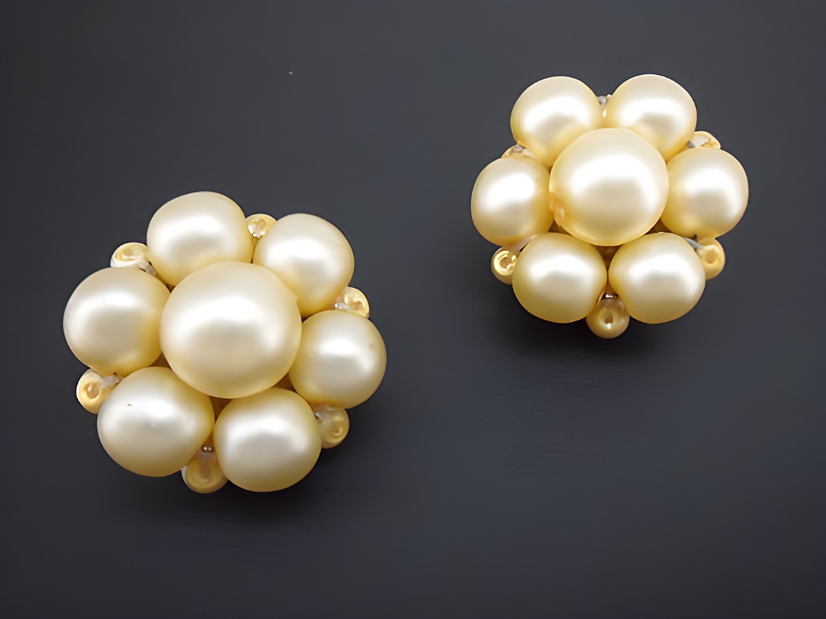 Ohrclip in champagner blumig mit goldfarbenen synthetischen Zuchtperlen seidenmatt, hergestellt von Juwelier Harnisch, elegantes Design für besondere Anlässe.