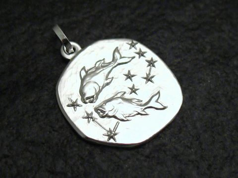 Anhänger aus Sterling Silber mit dem Sternzeichen Fische, dargestellt durch zwei Fische und umgeben von funkelnden Sternen, hergestellt von Juwelier Harnisch.